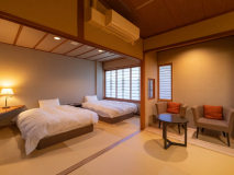 【412】応接セットがあった場所を畳にしてベッドを2つ配置しました。 【412】応接セットがあった場所を畳にしてベッドを2つ配置しました。