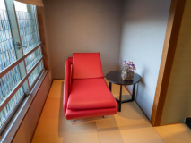 【413】お部屋にヒーリングストーンファニチャー(岩盤チェアー)を配置しました。特殊加工の高反発シートクッションを装備した椅子です。クッションの下には温められた岩盤が体を芯から癒してくれます。 【413】お部屋にヒーリングストーンファニチャー(岩盤チェアー)を配置しました。特殊加工の高反発シートクッションを装備した椅子です。クッションの下には温められた岩盤が体を芯から癒してくれます。