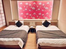 【姫松201】和室、ベッドルーム、ダイニング、そして温泉風呂まで、 すべてがひとつながりの空間にデザインされています。 館内の移動に不安がある方や、 小さなお子様連れのご家族に特におすすめのお部屋です。 【姫松201】和室、ベッドルーム、ダイニング、そして温泉風呂まで、 すべてがひとつながりの空間にデザインされています。 館内の移動に不安がある方や、 小さなお子様連れのご家族に特におすすめのお部屋です。