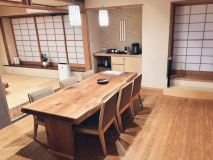 【姫松201】床が絨毯ではなく、やわらかい桜の木の板にしているので、車椅子でも動きやすいです。 【姫松201】床が絨毯ではなく、やわらかい桜の木の板にしているので、車椅子でも動きやすいです。