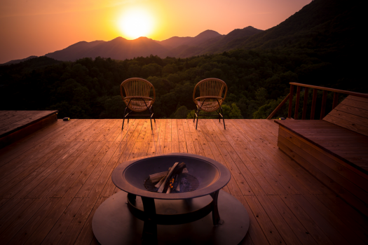 【顶级起居室】 8张床，直径10米，是日本最大的圆顶帐篷之一（"绝妙"）