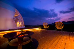 【顶级起居室】 8张床，直径10米，是日本最大的圆顶帐篷之一（"绝妙"）