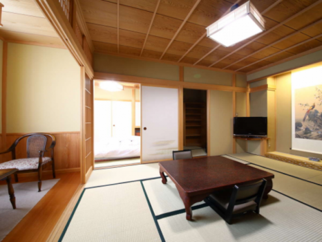 檜の間：10畳+6畳+広縁　マッサージチェアも付いた広い客室です。