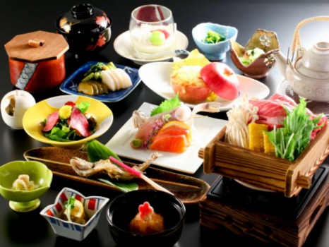 ご夕食の一例　ボリューム満点のお食事は、地元の品を使いながら、工夫を凝らしております。