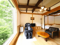 山法師客室：大きな窓からの眺めが見事