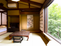 山桜客室：春は山桜を窓から眺められます。