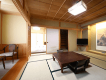 檜の間：10畳+6畳+広縁　マッサージチェアも付いた広い客室です。