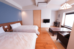 シンプルながら柳屋のもつ雰囲気はそのままに、長期滞在にも対応できるようにミニシンクも。Wi-Fi環境も充実、お部屋のデスクでお仕事をされる方にオススメです。