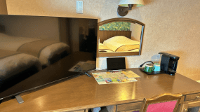 ツインベッドルームの、デスク周りでございます。