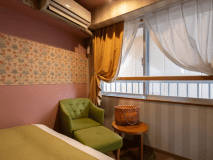 【訳ありシングル】お部屋の外側にエレベーターを設置した為、窓の目の前が壁になります。