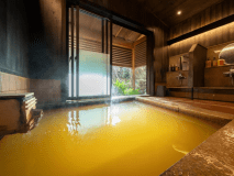 【貸切温泉・夢ひな】黄金の湯。古くから伊香保に湧く温泉で湯に含まれる鉄分が酸化して茶褐色になります。肌に優しく体を芯から温め血行を促す為女性に優しい『子宝の湯』と言われています。窓から入る心地よい季節の風が、温泉で火照った身体を落ち着かせてくれます。