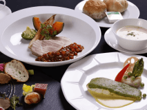 【ぴのんスタンダード】地元食材を使用した彩り豊かな創作料理をお楽しみください。
スタンダードの肉料理は豚肉になります。 ※料理写真は一例です
　季節や仕入れによりお料理や器が変更する場合があります