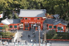 当館より徒歩5分！八坂神社