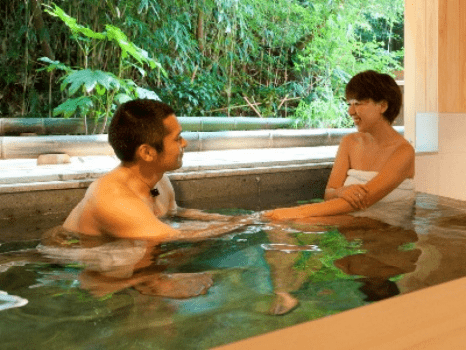 源泉貸切風呂『和楽』。寛ぎスペースも備わった贅沢な空間で、誰にも気兼ねせずふたりだけで楽しむ湯浴み。