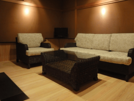 源泉貸切風呂『和楽』。湯上り後もごゆっくりして頂ける様にソファやTVも備えた寛ぎ空間もございます。贅沢に露天風呂付き客室にいる様な貸切風呂です。