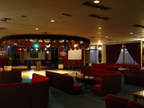 グループ様でご旅行の方には二次会用にラウンジもございます。カウンター席もあります。