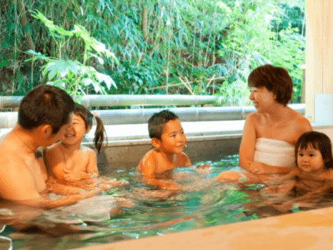 源泉貸切風呂『和楽』。家族全員でものびのびと入浴できる大きな貸切風呂です♪