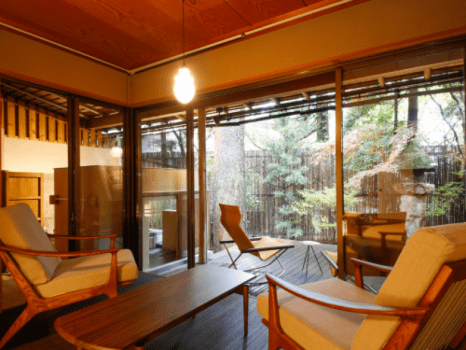 ～松風庵　『松涛の間』～　客室に合わせてデザインされたソファにかけて、ごゆっくりとお寛ぎ頂けます。