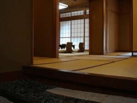 本館・鳳凰殿準特別室。玄関の坪庭や、12.5畳のゆったりした本間、6畳の副室が備わったお部屋です。