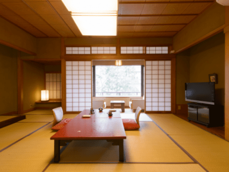 本館・標準客室の一例。お部屋は旅館らしく全て純和風のしつらえでございます。