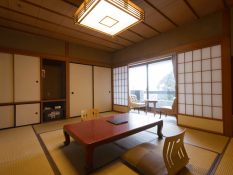 本館・標準客室の一例。お部屋は旅館らしく全て純和風のしつらえでございます。