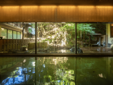 ～1階大浴場～　広々とした空間とガラス越しに映る外の景色が人気です。どうぞ、ごゆるりとお寛ぎ下さいませ。