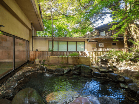 ～1階の露天風呂～　朝湯の時間には清々しい陽光が射しこみ、爽やかな目覚めへと誘います。