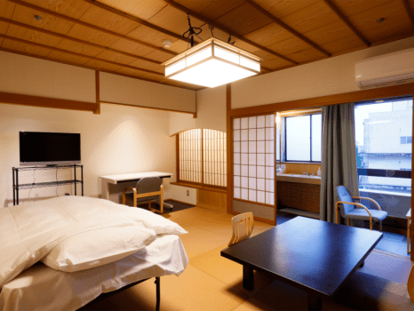 ワーケーションルーム：和室（10畳以上の温泉旅館らしいお部屋）
パソコン用デスクを設置。
Wi-Fiと有線LAN接続もあり。
ちょうど良い広さと和の趣を感じられる空間でワーケーション。
禁煙