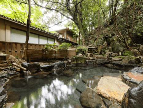 ～１階露天風呂～
露天風呂へと悠々と続く空間が 心を解きほぐします。