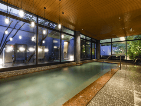 ～３階大浴場～
リニューアルオープン。開湯1300年の歴史を誇る名湯の源泉量を活かした上質の温泉です。