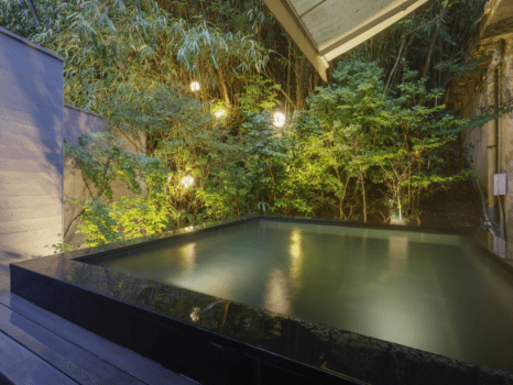 ～３階露天風呂～
リニューアルオープン。源泉かけ流しの純正温泉で日頃の疲れをリフレッシュ。