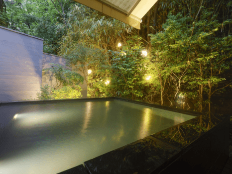 ～３階露天風呂～
立ち昇る湯気の香りに包まれながら上質の温もりをご堪能下さい。