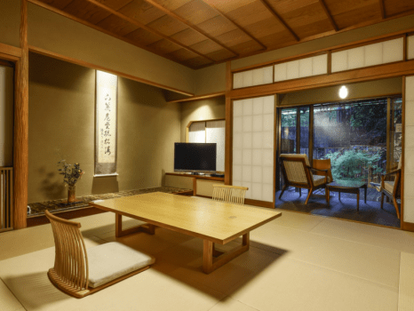 『松風庵』松涛の間（103号室）
2018年にベッド付の新テイストの客室にリニューアル。新たな寛ぎ空間を。