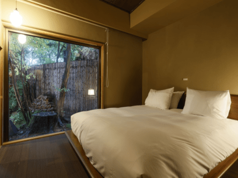 『松風庵』松涛の間（103号室）
2018年改装。シモンズ製200cm幅のクイーンベッドを配置しております。