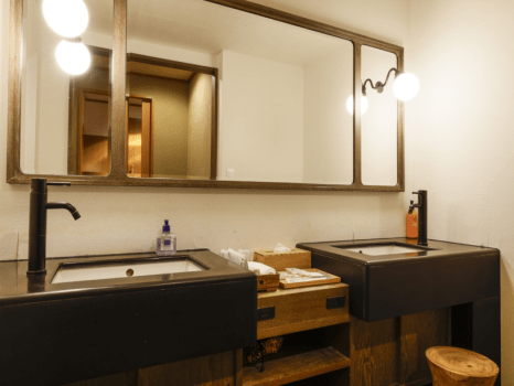 『松風庵』松涛の間（103号室）
木目調の洗面台にするとナチュラルな雰囲気に。
