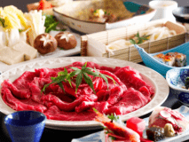 牛しゃぶしゃぶ会席。えらべる鍋会席プランをご利用のお客様や、連泊のお客様で2泊目以降、会席以外の場合はお鍋会席をご用意しております。牛しゃぶしゃぶ以外にも牛すき焼きや鯛のしゃぶしゃぶ、鰤のしゃぶしゃぶ、海鮮鍋、おひとり様２２００円の追加でかに鍋もご用意可能です。