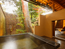 ～松風庵　『松涛の間』～　石造りの湯船。プライベートテラスとの仕切りには小さな戸で出入り可能