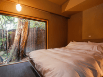 ～松風庵　『松涛の間』～　広めのベッドはシモンズマットレスで2名まで。小窓からはテラスへ直通。