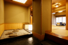 本館・鳳凰殿準特別室。玄関の坪庭や、12.5畳のゆったりした本間、6畳の副室が備わったお部屋です。