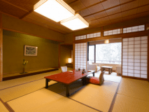 本館・標準客室の一例。お部屋は旅館らしく全て純和風のしつらえでございます。