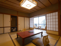 本館・標準客室の一例。お部屋は旅館らしく全て純和風のしつらえでございます。