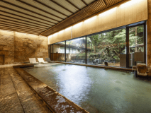 ～1階大浴場～
広々とした空間とガラス越しに映る外の景色が人気です。ごゆるりとお寛ぎ下さいませ。