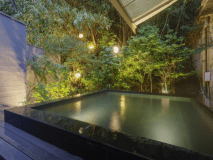 ～３階露天風呂～
リニューアルオープン。源泉かけ流しの純正温泉で日頃の疲れをリフレッシュ。