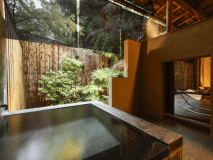 『松風庵』松涛の間（103号室）
石造りの湯船。ゆったりとした露天風呂から四季折々北陸の風情をお楽しみ頂けます。