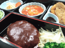 【無料で付いてくる夕食弁当の一例】当日午前10時までにご予約の方への特典としてご提供しています♪ご到着が遅い方（19時～20時過ぎ）などにもオススメです！