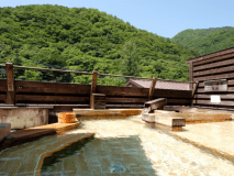 天空露天風呂から眺める青葉の山々・・・爽やかに流れる風を頬に感じながら温泉に浸かる贅沢♪！