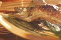 【夕食膳の岩魚】「こんなに熱い岩魚、初めて♪」（お客様の声）～岩魚の塩焼きは串に刺され焼きたてが届けられます！