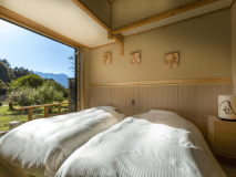 【庭と木曽御嶽山を一望！】ベッド和室