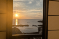 日常から離れて、時がゆっくりと流れる夕日を望む
