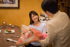 花束をプレゼント風景